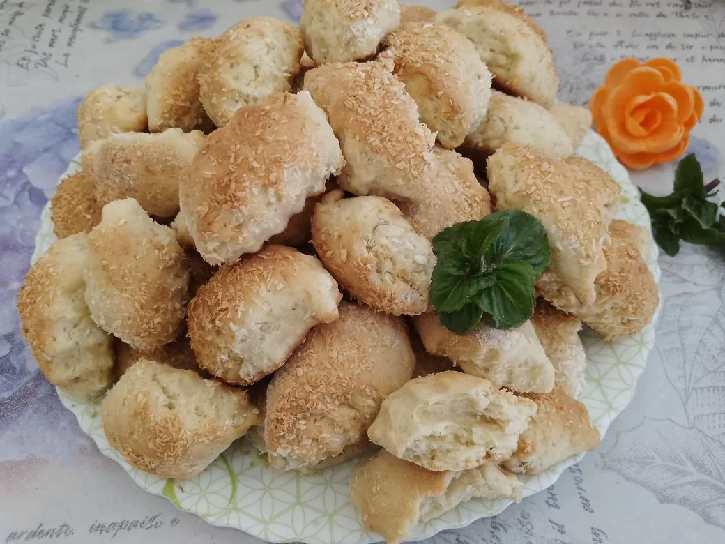 Простой рецепт печенья с кокосовой стружкой, без яиц: Испеченное печенье вынимаем из духовки и охлаждаем.Выкладываем печенье на блюдо и подаем к чаю.