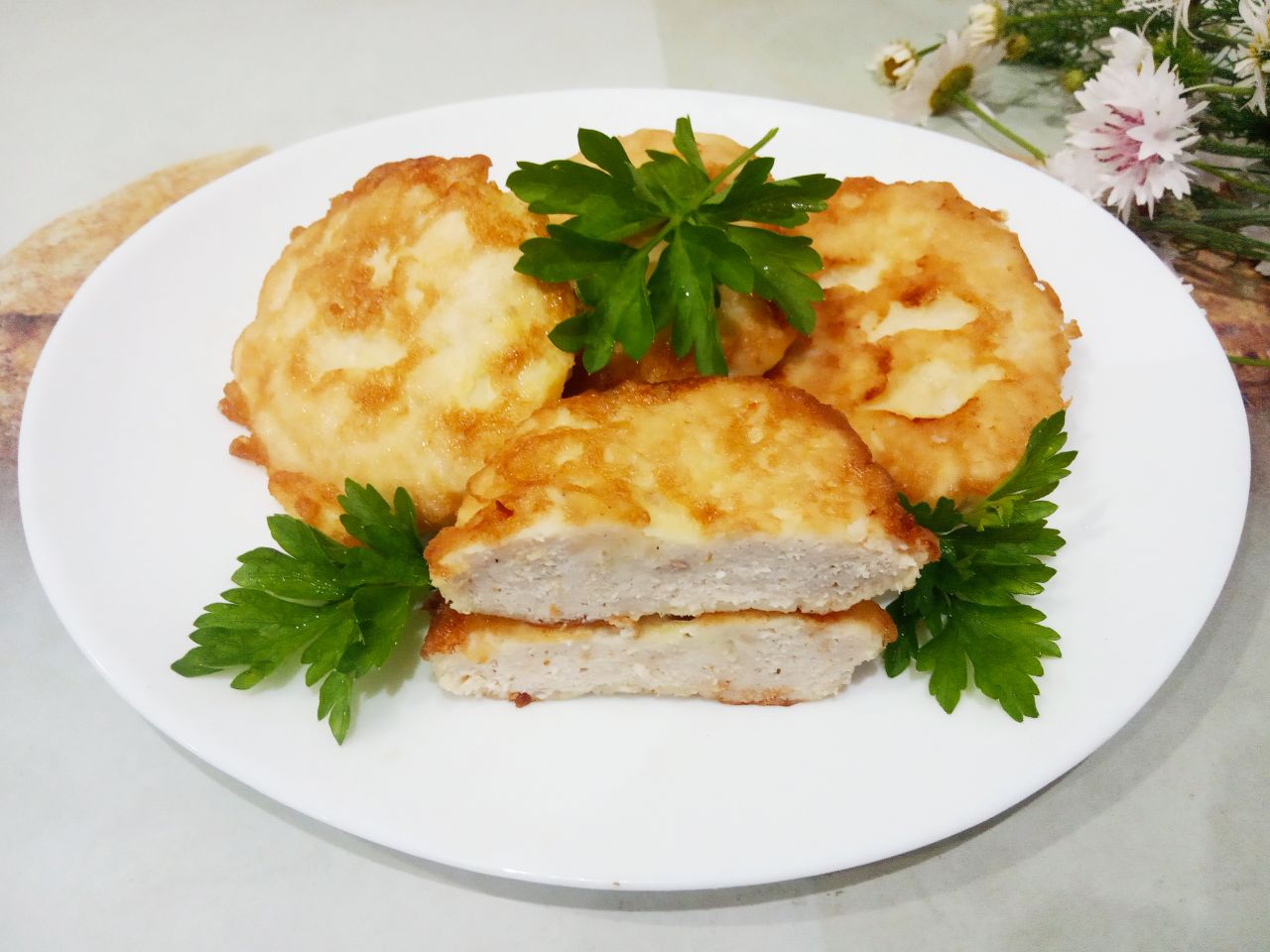 Отбивные в яичном кляре из фарша куриного филе, жареные на сковороде