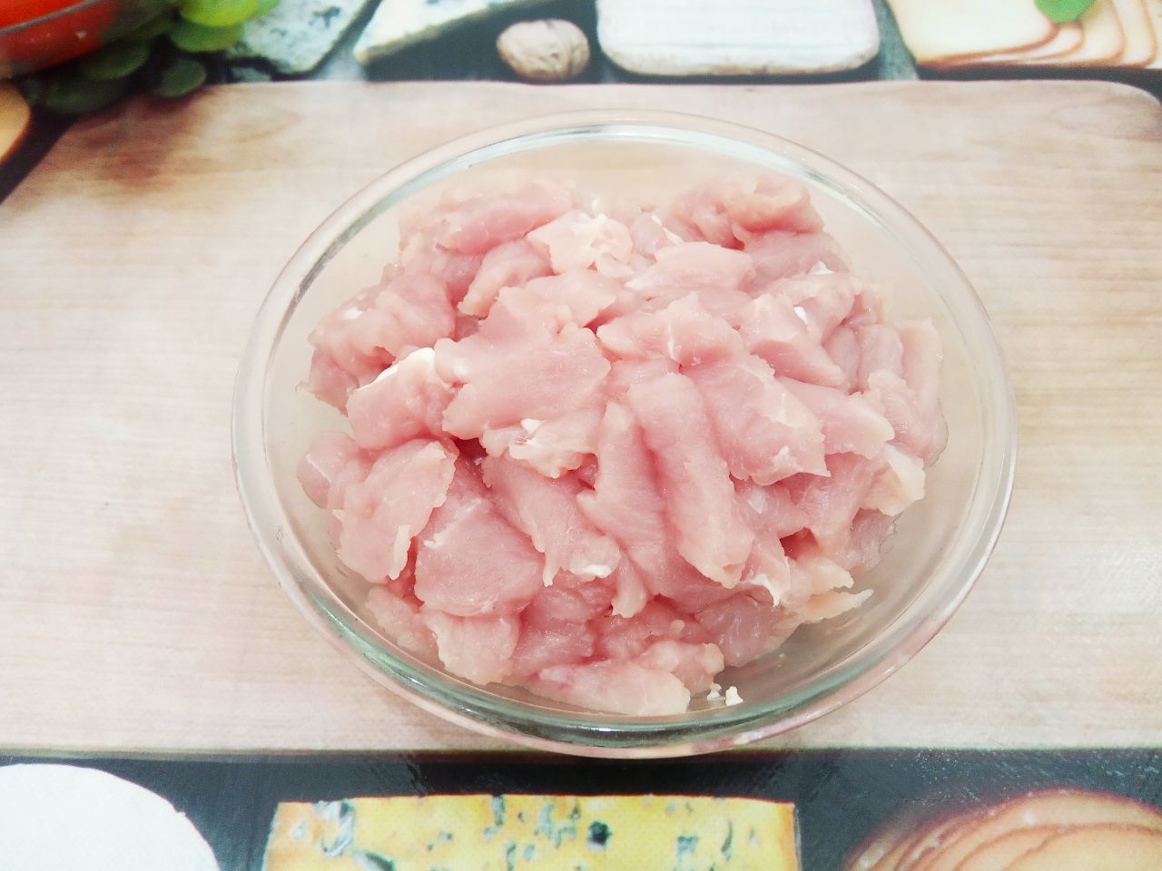 Запеченные помидоры с мясной начинкой и сыром: Мясо промываем, просушиваем и разрезаем на тонкие небольшие кусочки.
