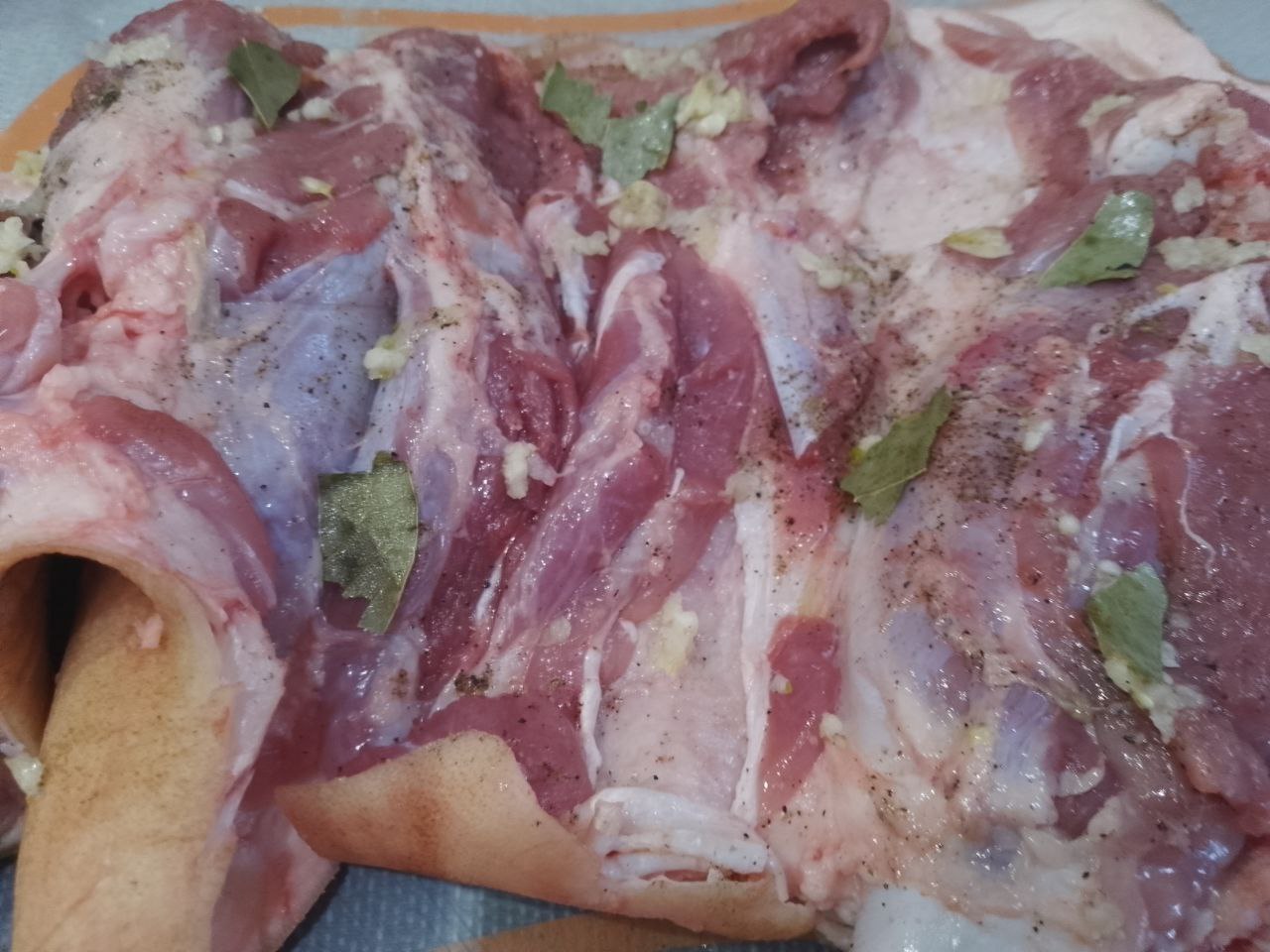 Свиная рулька запеченная в рукаве, сочная и нежная: Мясо натираем солью, перцем, чесноком и лавровым листом.