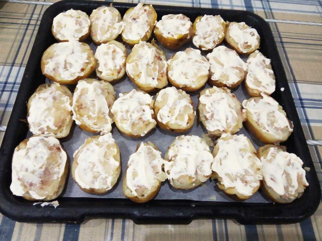Картофель фаршированный начинкой и запеченный в духовке: Сверху половинки смазываем майонезом и посыпаем тертым сыром.
