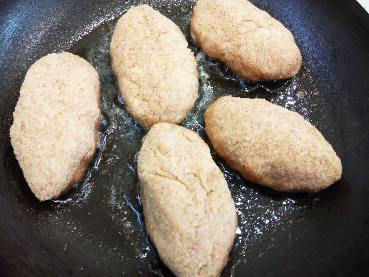 Простой рецепт сочных и нежных мясных котлет: Разогреваем сковороду с растительным маслом, выкладываем котлеты и под крышкой обжариваем котлеты на