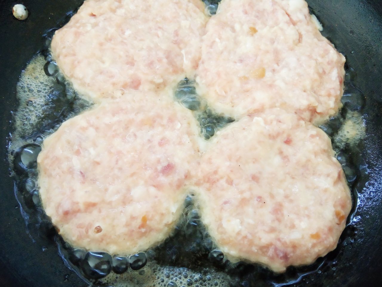 Нежные и сочные мясные оладьи, просто и вкусно: Разогреваем сковороду с растительным маслом. Ложкой выкладываем массу на разогретую сковороду, разравниваем