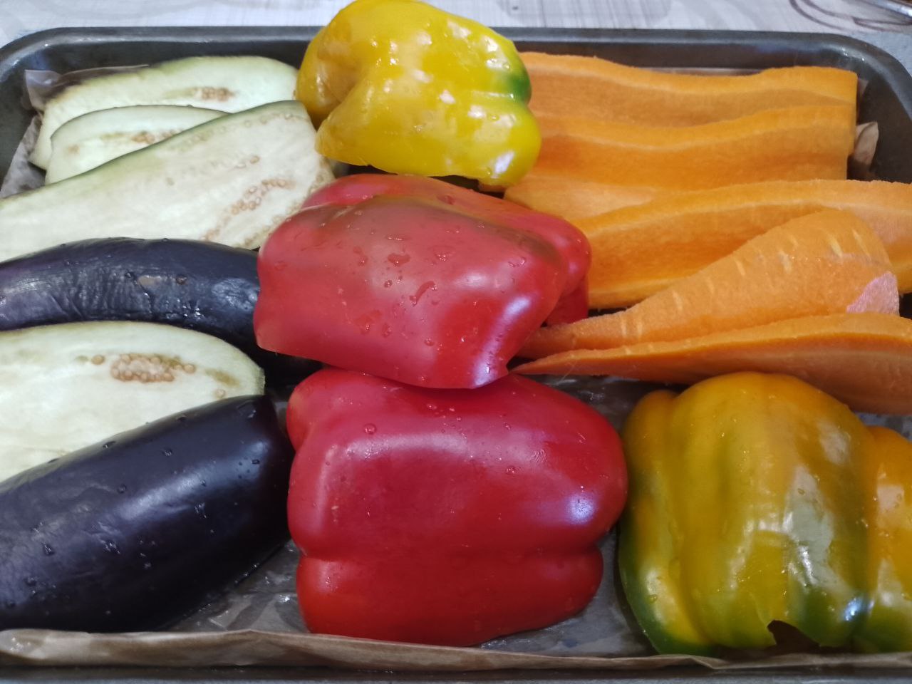 Салат из овощей, запеченных в духовке, полезно и вкусно: Противень застилаем пергаментом или смазываем маслом и укладываем овощи.