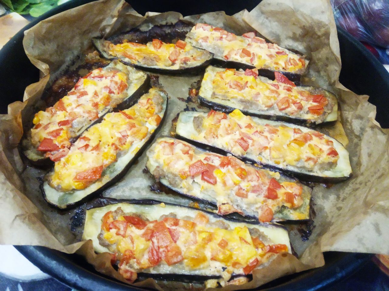 Запеченные баклажаны с фаршем, помидорами и сыром, в духовке: Разогреваем духовку до 180 С и ставим баклажаны для запекания.Запекаем баклажаны около 30-40 минут, до