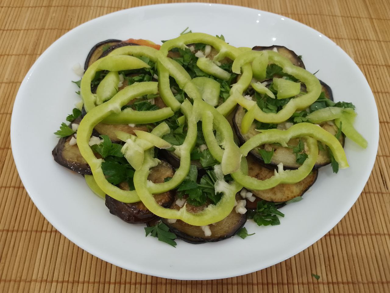 Салат из жареных баклажанов, помидоров, перца, чеснока и зелени, вкусный и аппетитный: Продолжаем чередование баклажанов, чеснока, зелени, перца и заливаем протертыми помидорами.