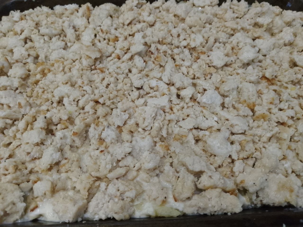Картофельная запеканка с куриным филе, в духовке: Распределяем равномерно обжаренное мясо.