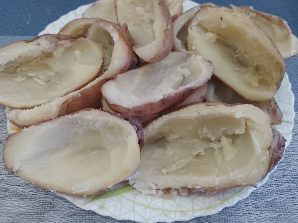Картофель с начинкой из куриного мяса, шампиньонов и сыра: Из середины вычищаем ложкой картофель как на фотографии и кладем в миску.