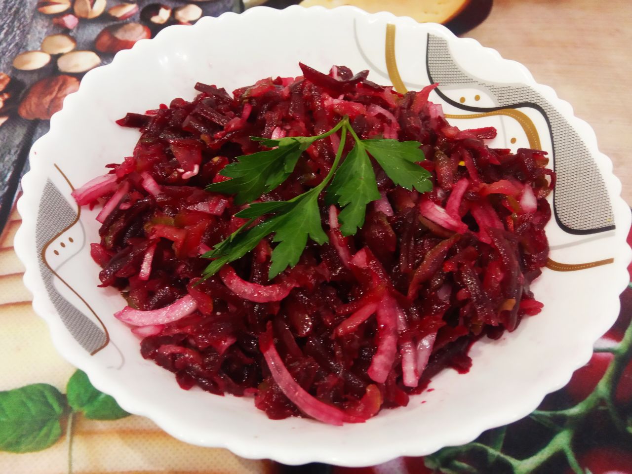 Салат из свеклы, огурцов и лука: Добавляем соль и растительное масло по вкусу, перемешиваем. По желанию добавляем измельченный чеснок.