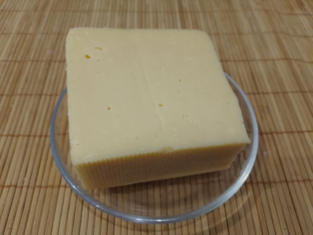 Пицца на сковороде, просто, быстро и вкусно: Твердый сыр натираем на крупной терке.