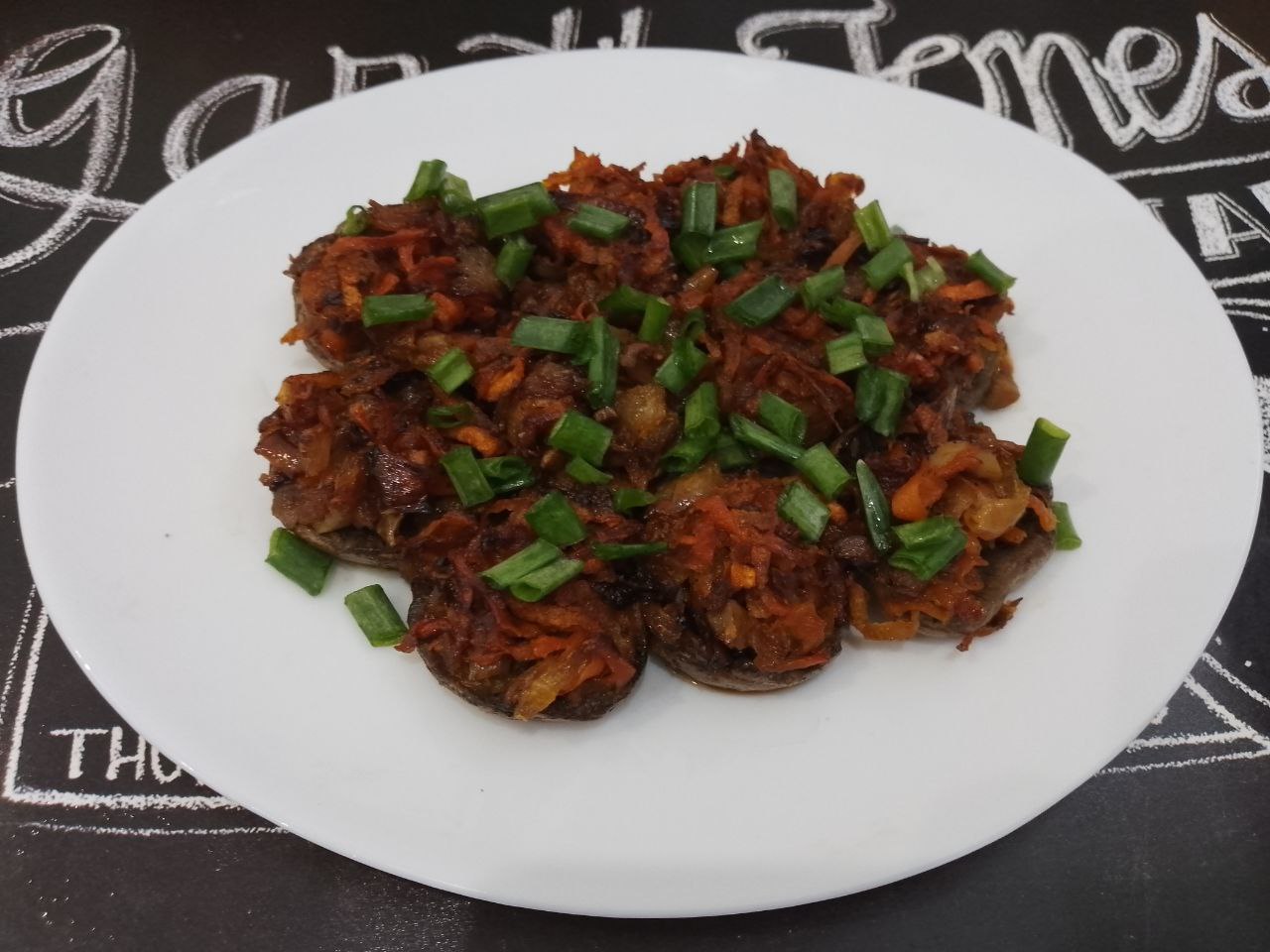 Грибы запеченные в духовке с морковью и луком, сочные и вкусные: Достаем шампиньоны из духовки, выкладываем на блюдо и посыпаем зеленым луком.Шампиньоны подаем, как отдельное