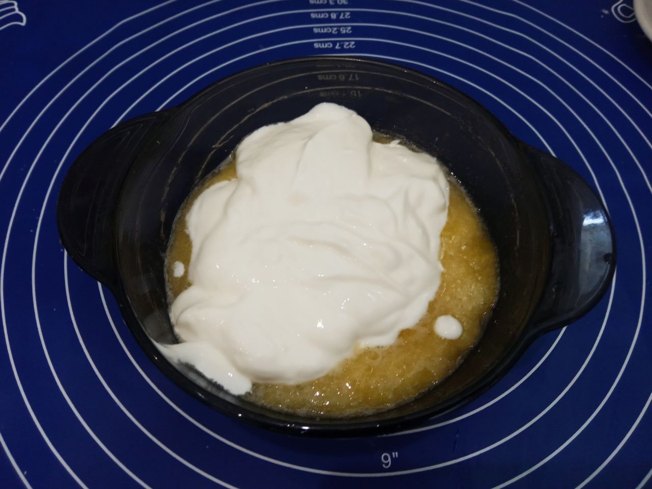 Домашнее песочное и рассыпчатое печенье, с кунжутом: Смешиваем растертые желтки со сметаной, перемешиваем.