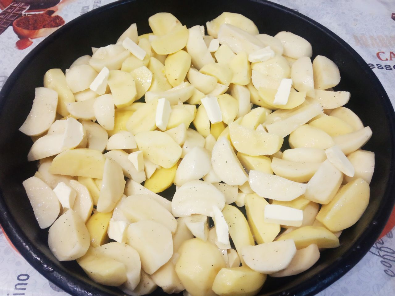 Картофель запеченный с сыром и сливочным маслом: Выкладываем картофель, сверху кладем кусочки оставшегося сливочного масла и ставим в разогретую духовку до