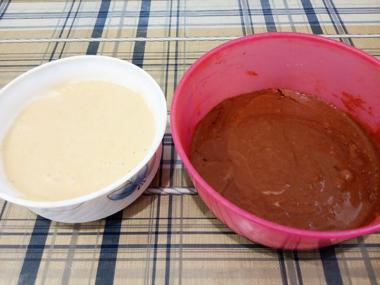 Пирог «Зебра» на молоке и растительном масле к чаю, просто и вкусно: Тесто разделяем на две части. В одну часть всыпаем просеянное какао, размешиваем.