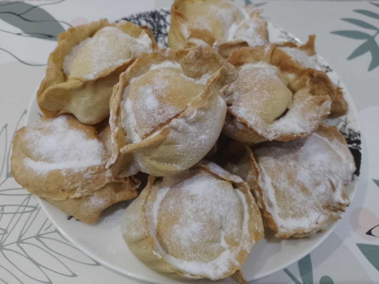 Пирожные с начинкой из белков и изюма