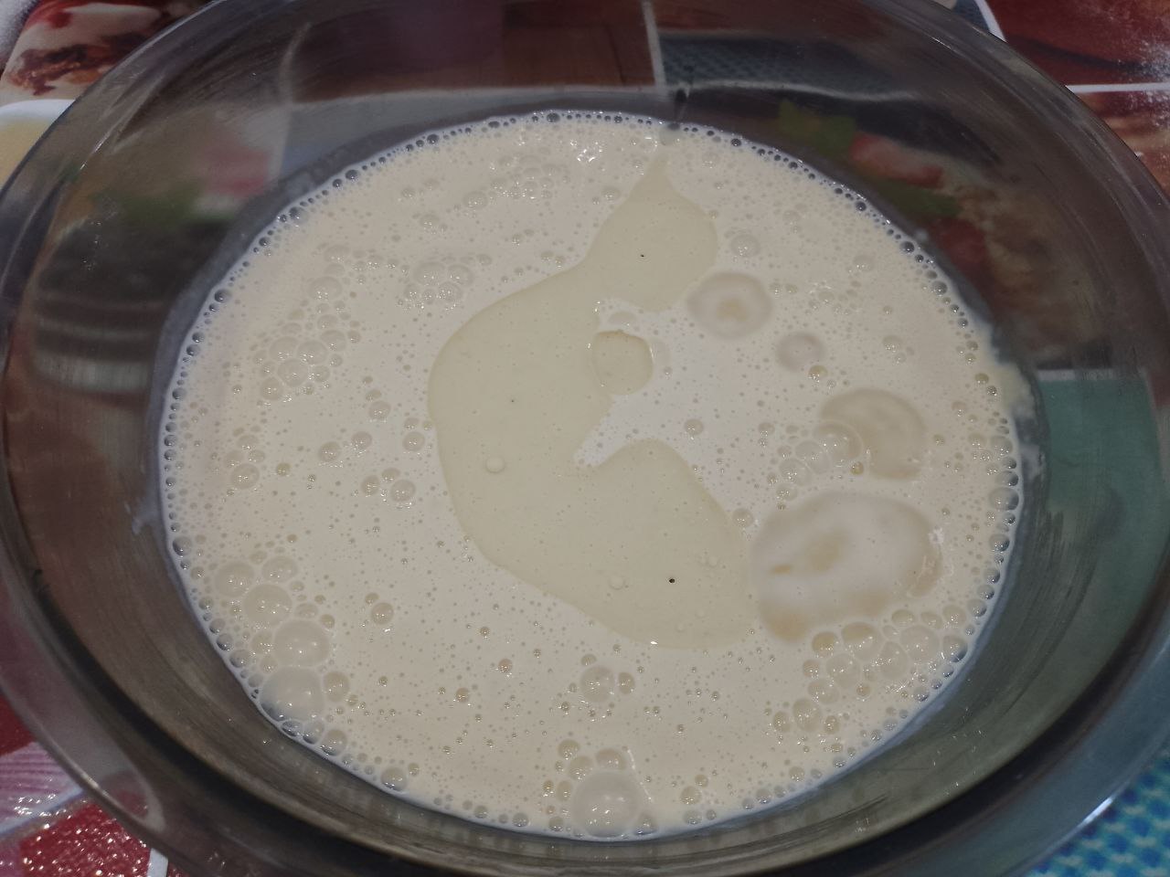 Блины со сливочным маслом, сахаром и ягодами: Растительное масло вливаем в уже готовое блинное тесто, перемешиваем.