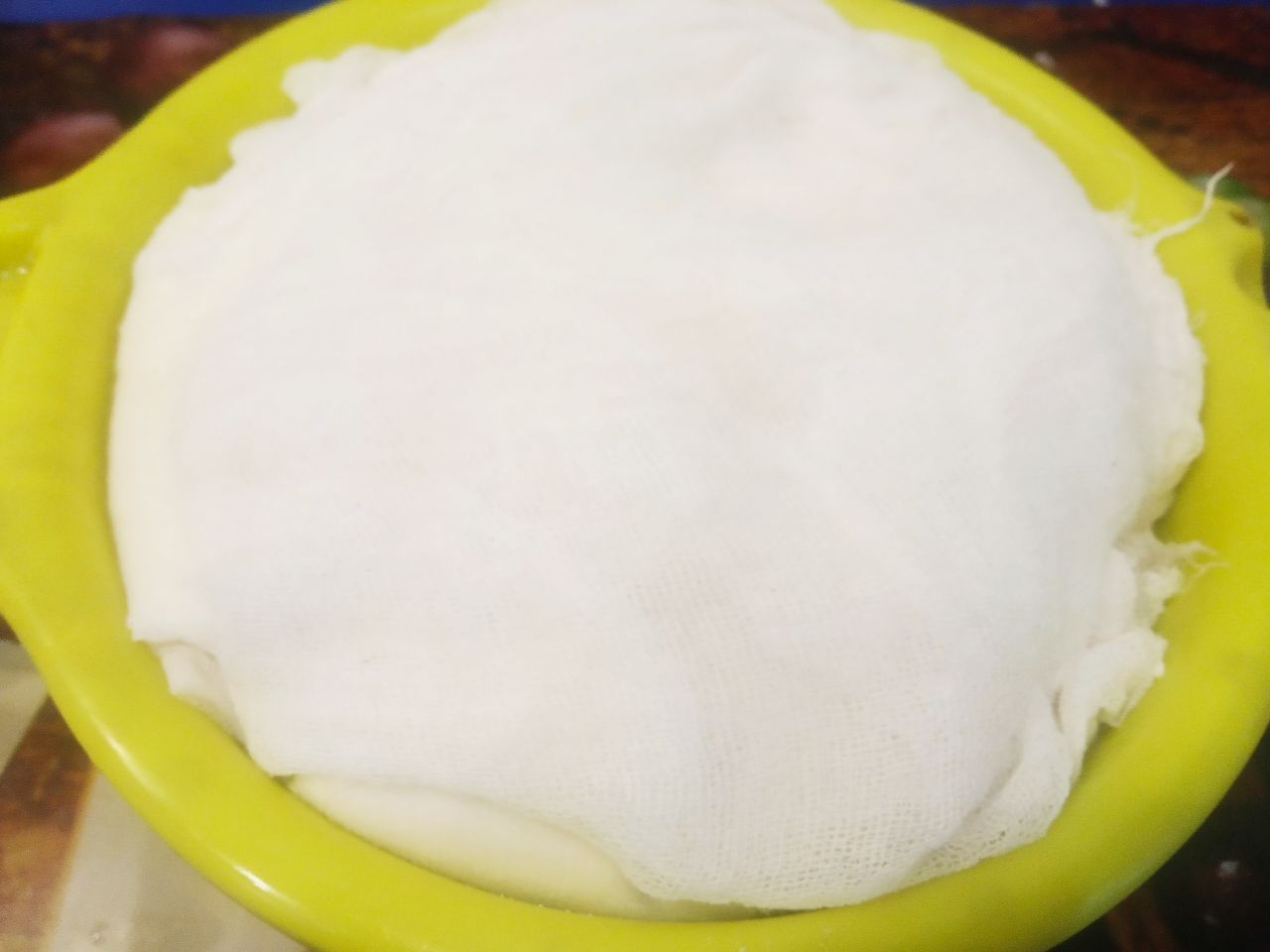 Десерт из творога и изюма, просто и вкусно: Творожную массу закрываем плотно марлей и кладем пресс.