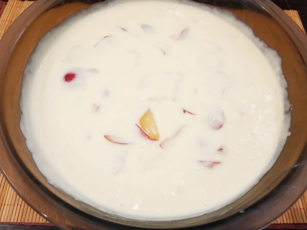 Пирог на молоке, со сливами, простой в приготовлении и вкусный: Кладем сливы в тесто, хорошо перемешиваем.