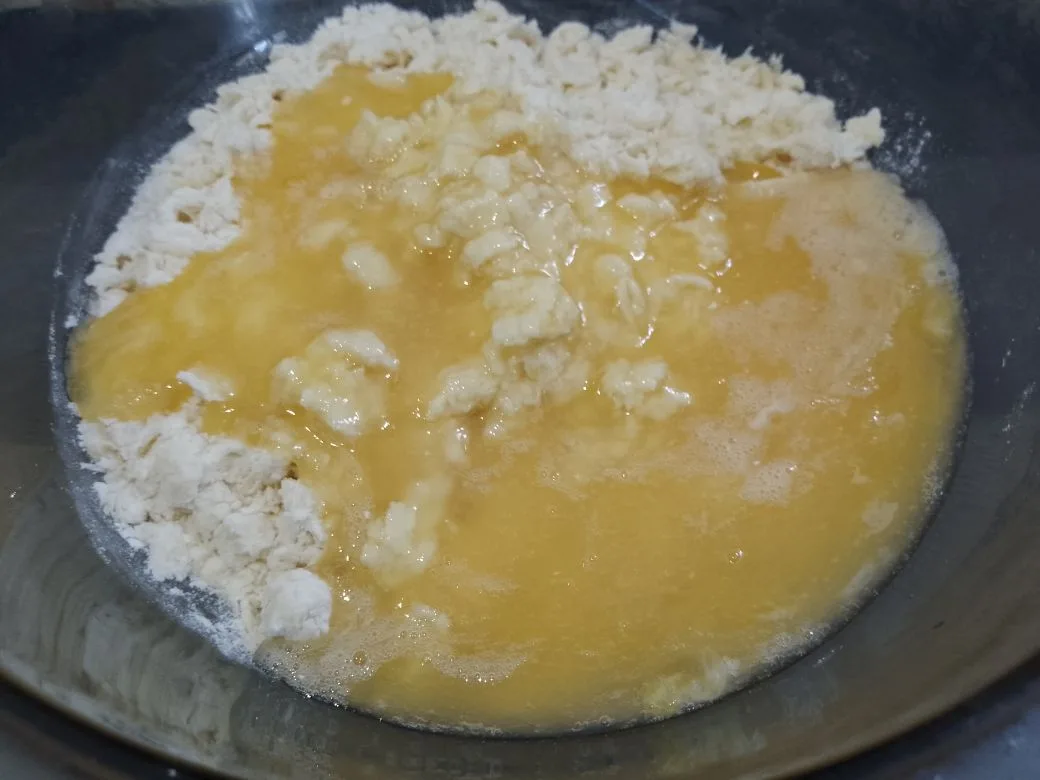 Песочные пирожные с замороженной малиной и в сахарной глазури: В мучную крошку добавляем яичную смесь и замешиваем мягкое и нежное тесто. Тесто разделяем на две ровные