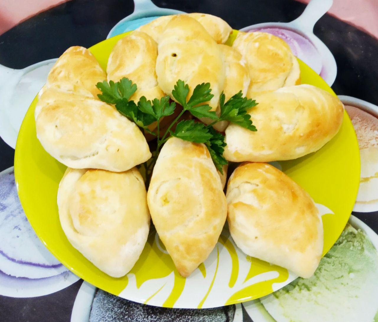 Пирожки с яйцом и зеленым луком из дрожжевого теста