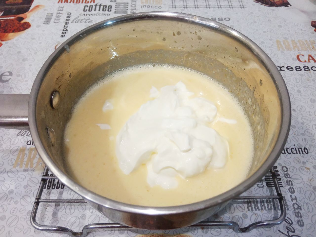 Молочный десерт с шоколадом, вкусный и аппетитный: Добавляем сметану в смесь и хорошо размешиваем до однородного состояния.