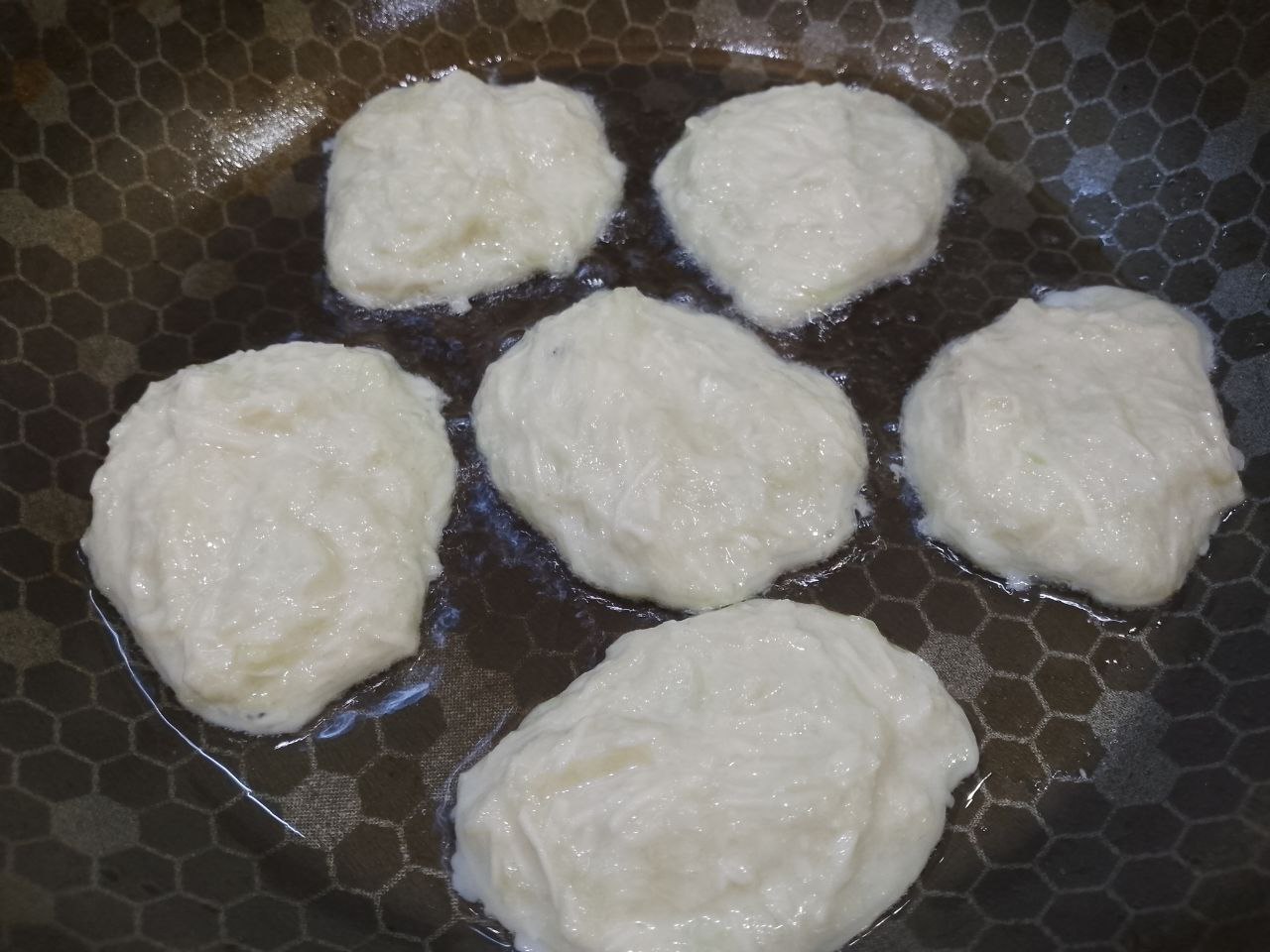 Оладьи из кабачков и сыра, просто и вкусно: Разогреваем сковороду с растительным маслом и ложкой кладем кабачковую массу.