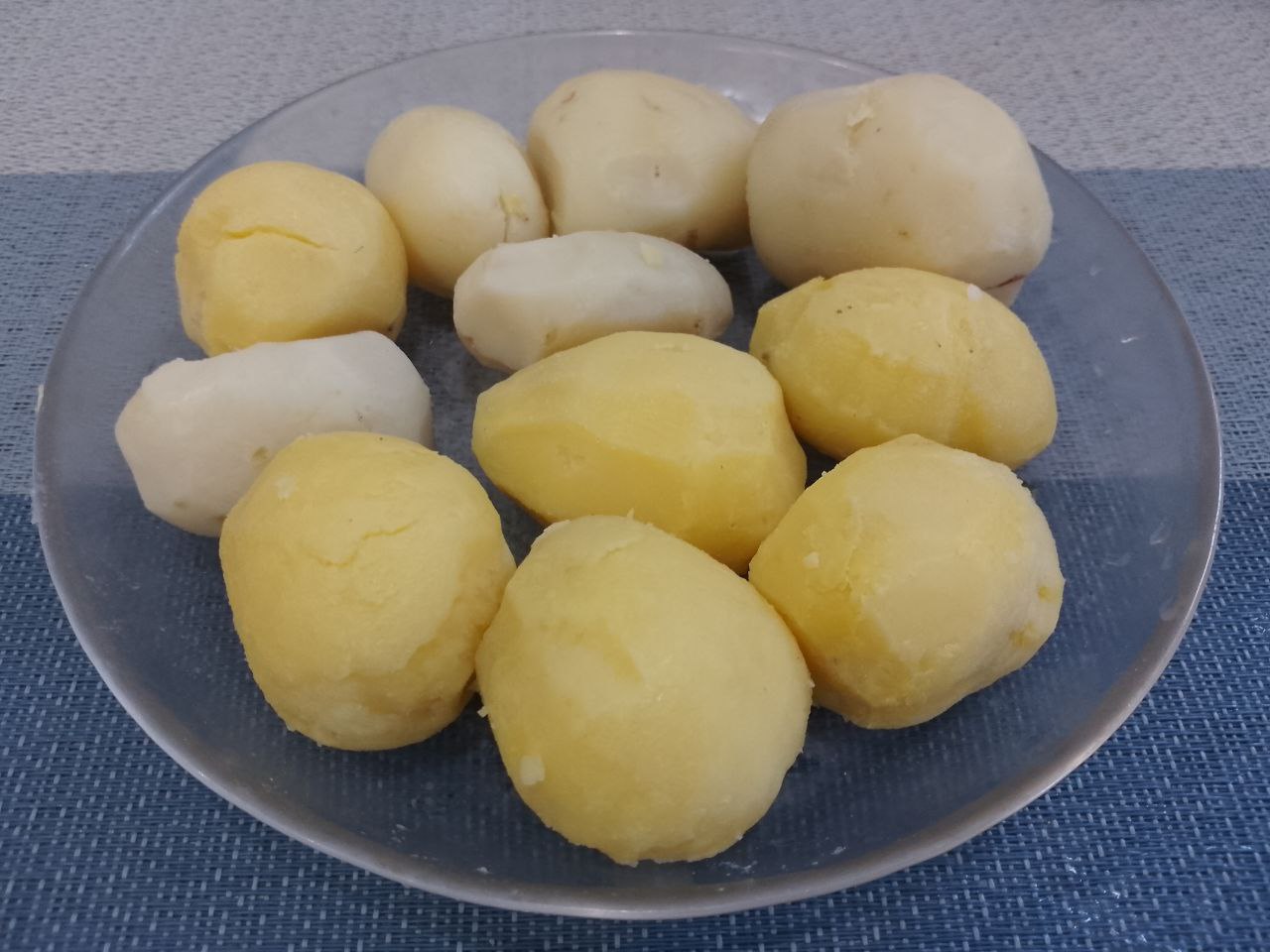 Картофель с сыром, в беконе, запеченный в духовке: Картофель промываем водой и очищаем от кожуры Воду доводим до кипения, солим по вкусу, кладем картофель