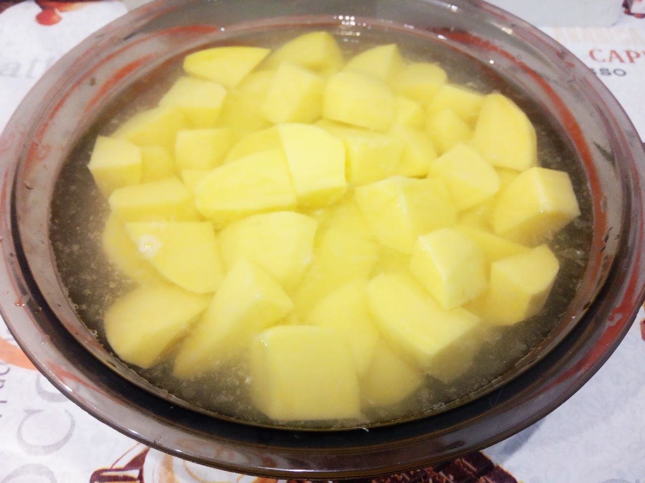 Картофель тушеный со свининой и овощами, сытный и аппетитный: Картофель очищаем, промываем, разрезаем на кусочки. Кусочки картофеля заливаем холодной водой.