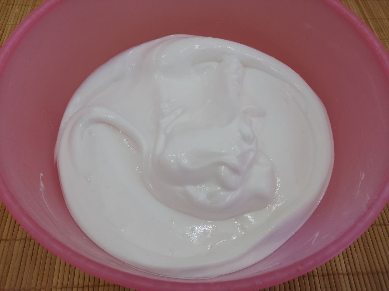 Пирог из песочной крошки и творога, вкусный и аппетитный: Всыпаем частями сахар и взбиваем до устойчивой массы.