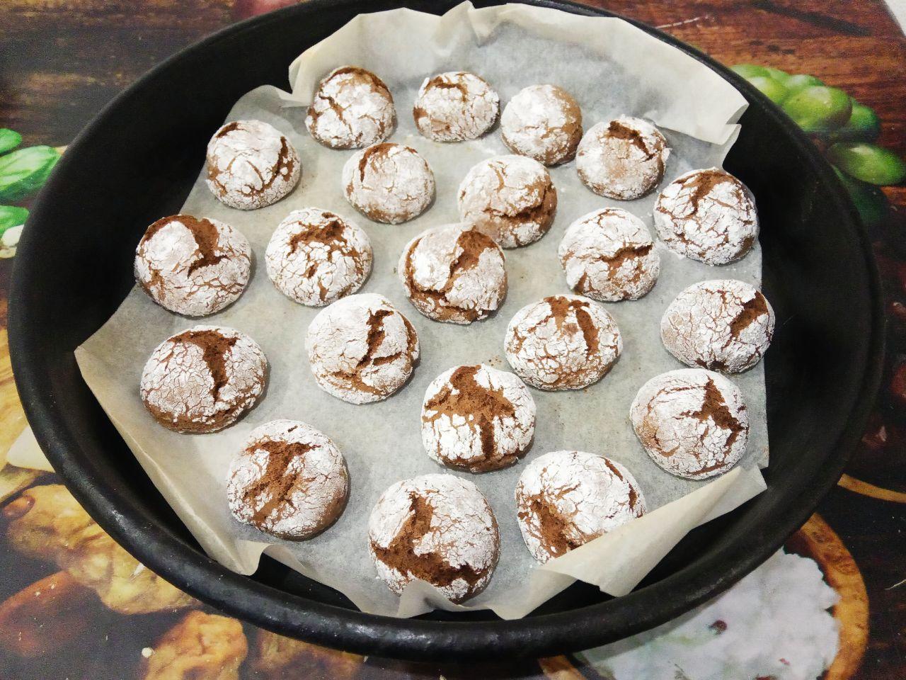 Вкусное шоколадное печенье с трещинками: Духовку разогреваем до 180 С и ставим противень с печеньем для выпекания.