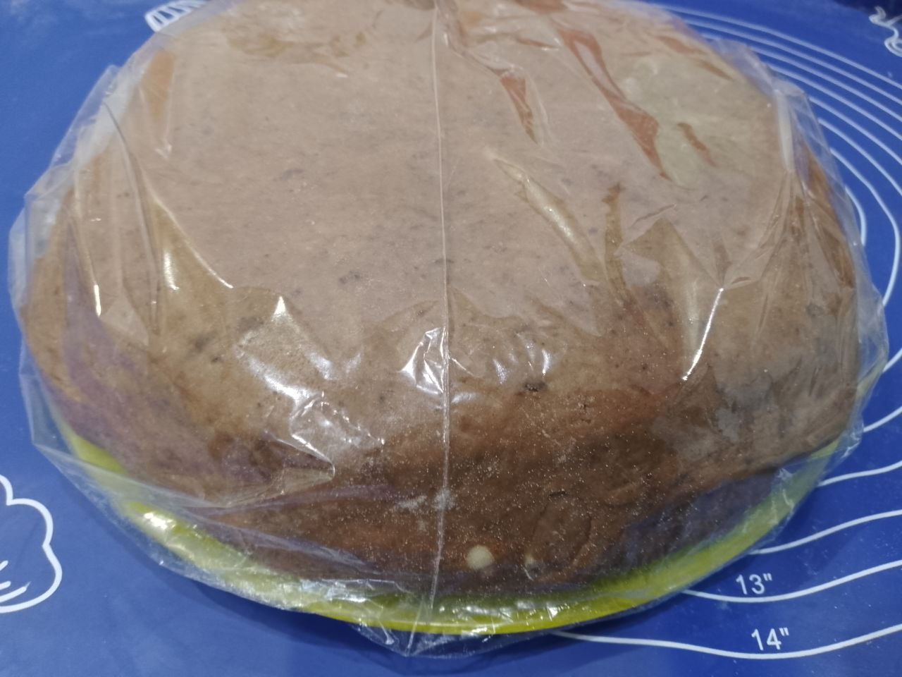 Булочки из слоеного теста с корицей и изюмом: Верхний круг теста раскатываем побольше размерами и накрываем так, чтобы все тесто закрылось.