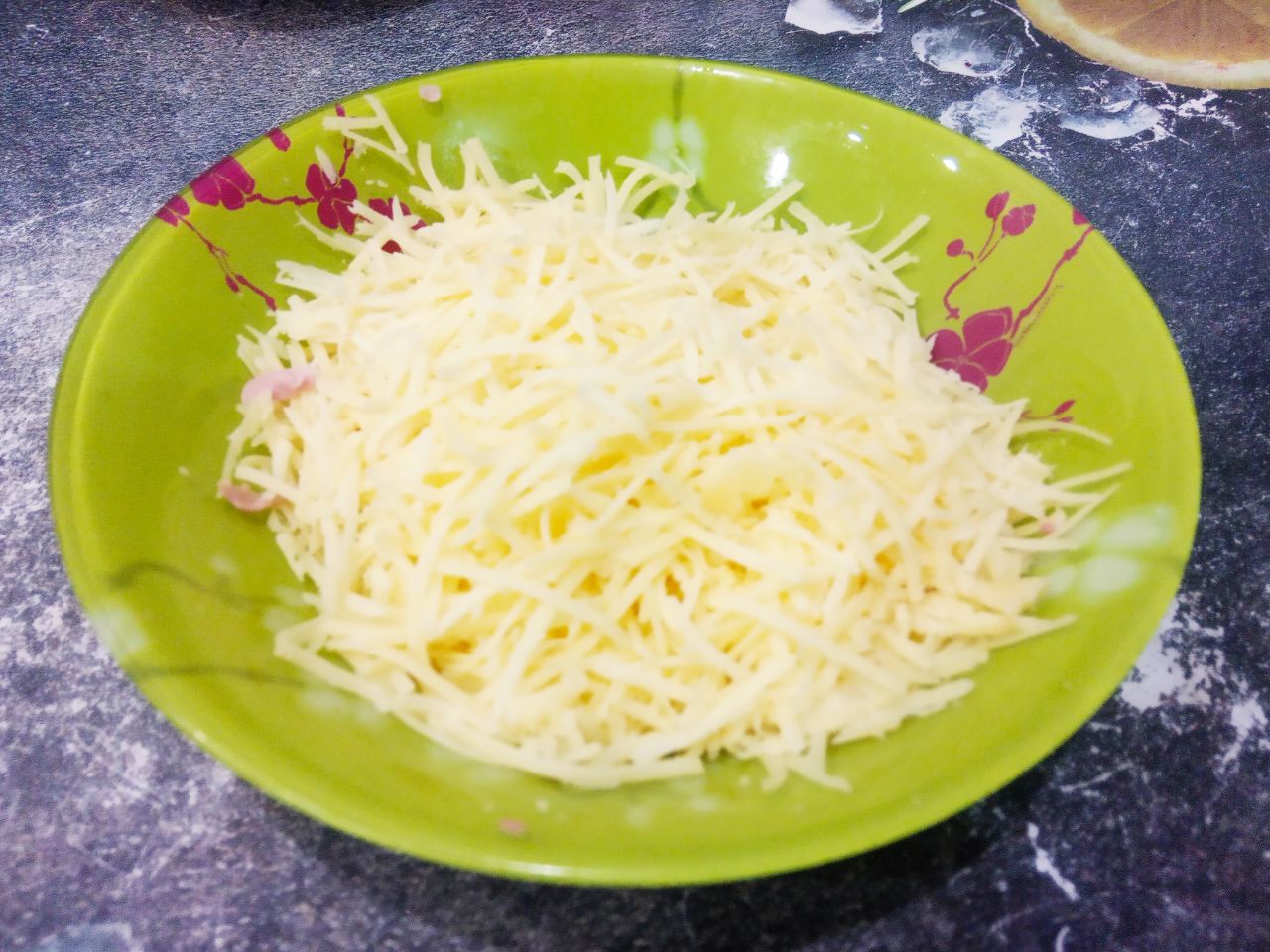 Горячие бутерброды на завтрак, просто и вкусно: Твердый сыр натираем на средней терке.
