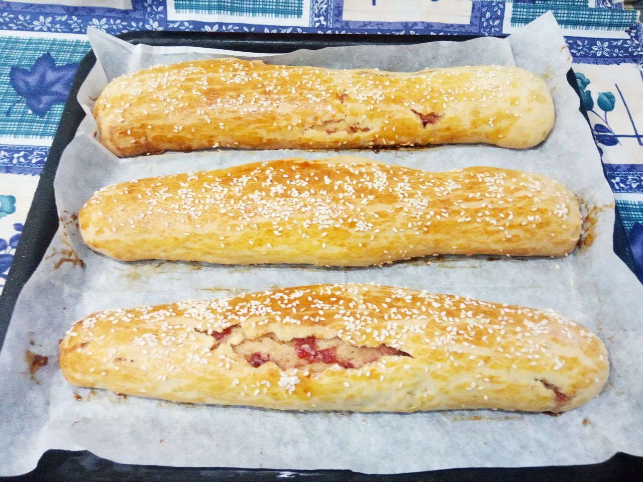 Печенье с джемом и кунжутом подсушенное в духовке: Духовку разогреваем до 170 С и ставим рулеты для выпекания, выпекаем рулеты до светло-желтого цвета.