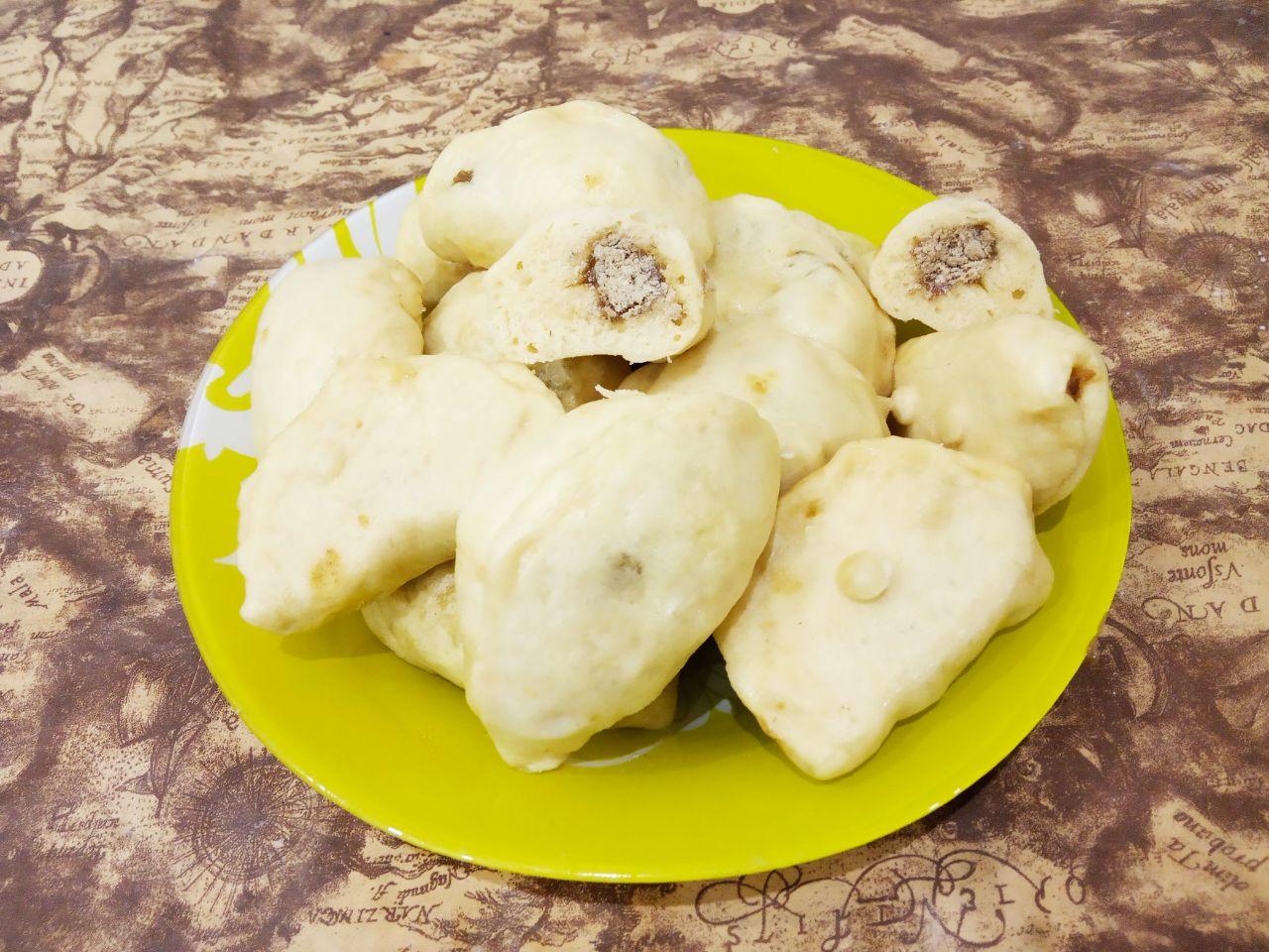 Вареники на кефире с халвой на пару, воздушные и вкусные: Вареники укладываем в пароварку и варим до готовности около 7-10 минут. Я проверяю так, если тесто не