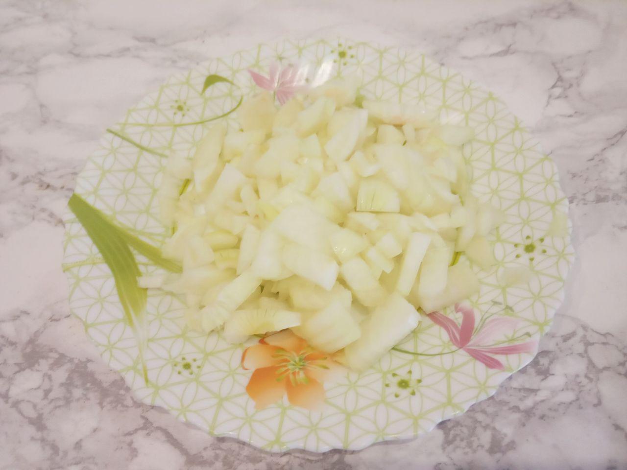 Зеленый борщ из щавеля, вкусный и аппетитный: Лук очищаем от кожуры, промываем и измельчаем.