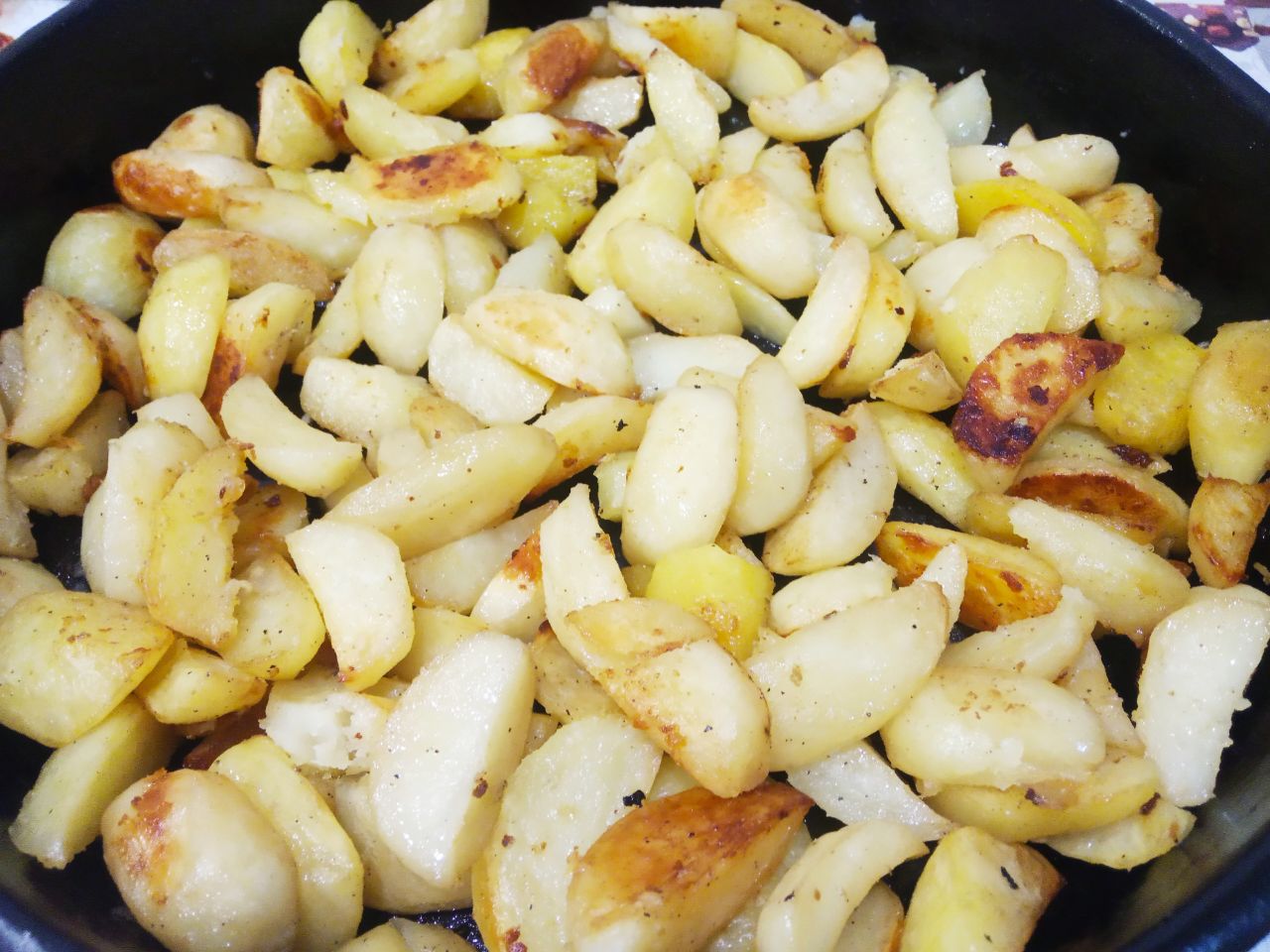 Картофель запеченный с сыром и сливочным маслом: Когда картофель станет мягким и слегка с корочкой, посыпаем тертым сыром.