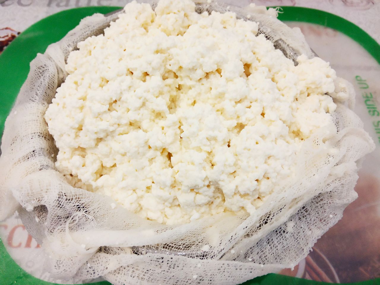 Рецепт домашнего сыра, просто и вкусно: Форму застилаем марлей и выкладываем сырные зерна.