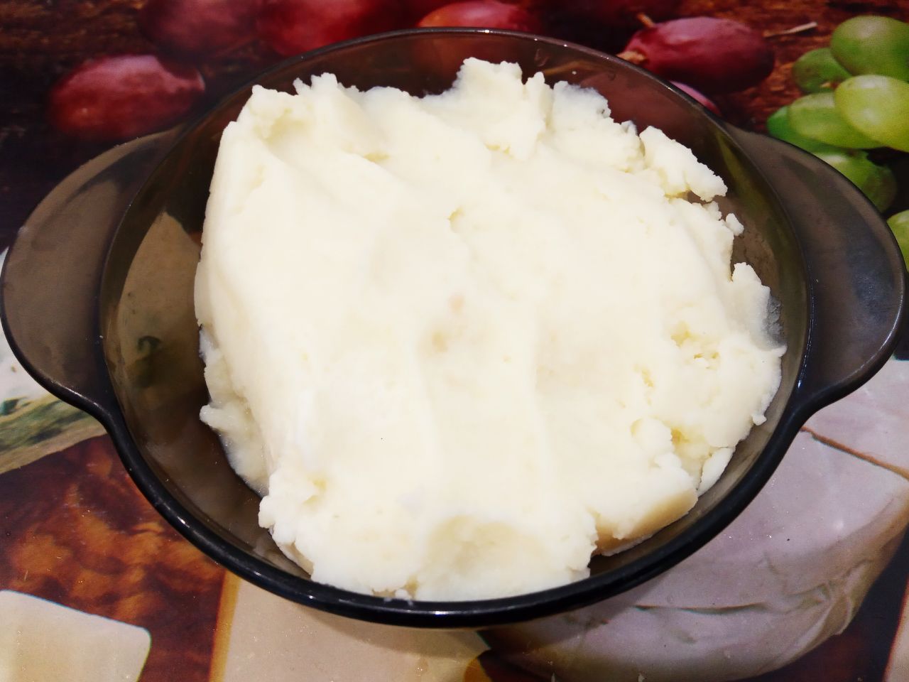 Мясные зразы с грибной начинкой запеченные в духовке, сочные и вкусные: Картофель очищаем, промываем и отвариваем в подсоленной воде до готовности. Воду сливаем и картофель