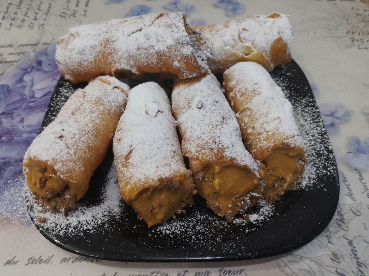Хрустящие трубочки с начинкой из творога и вареного сгущенного молока
