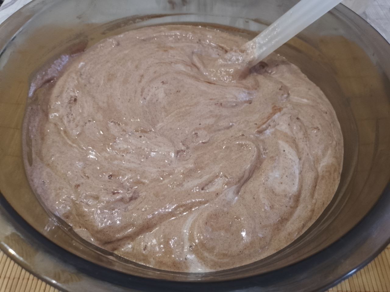 Шоколадный торт с нежным кремом из сметаны, сливок и сухофруктов: Муку и какао просеиваем  в яичную массу и осторожно перемешиваем.