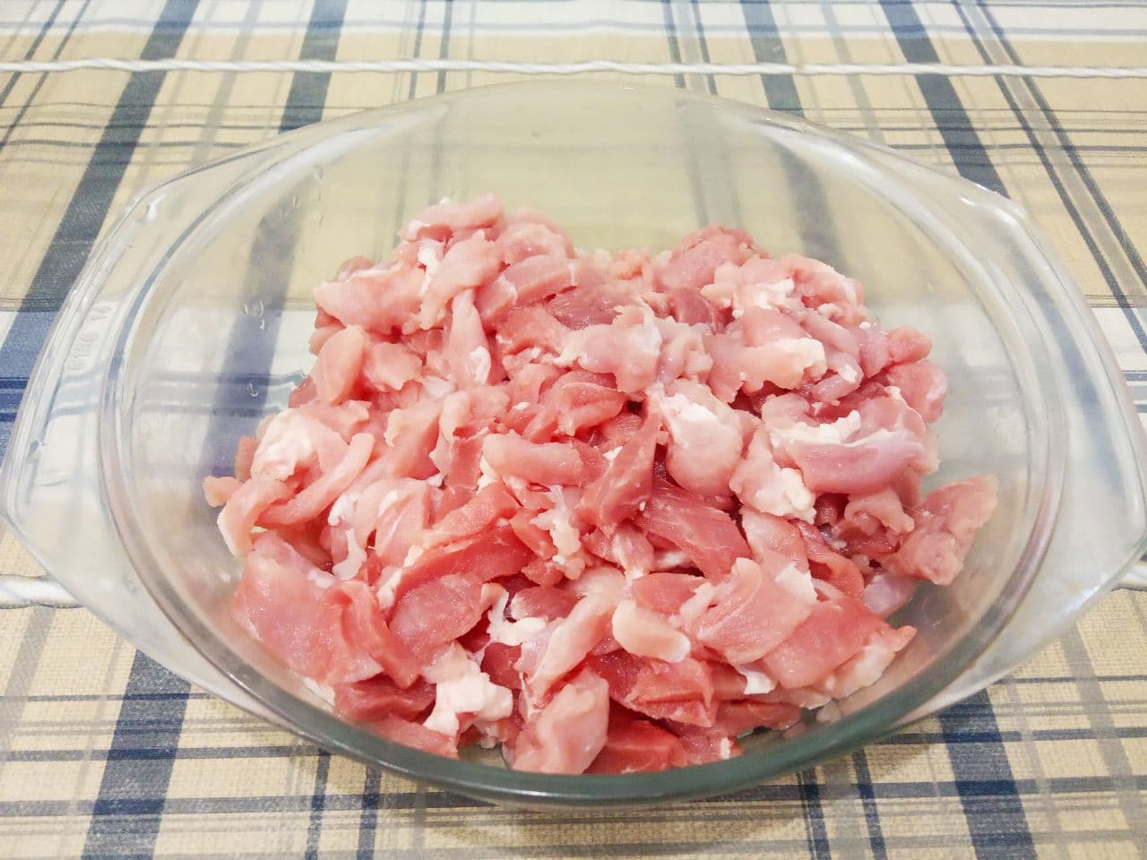 Котлеты из мелко рубленного мяса, сочные и нежные: Разрезаем мясо на длинные полосочки.