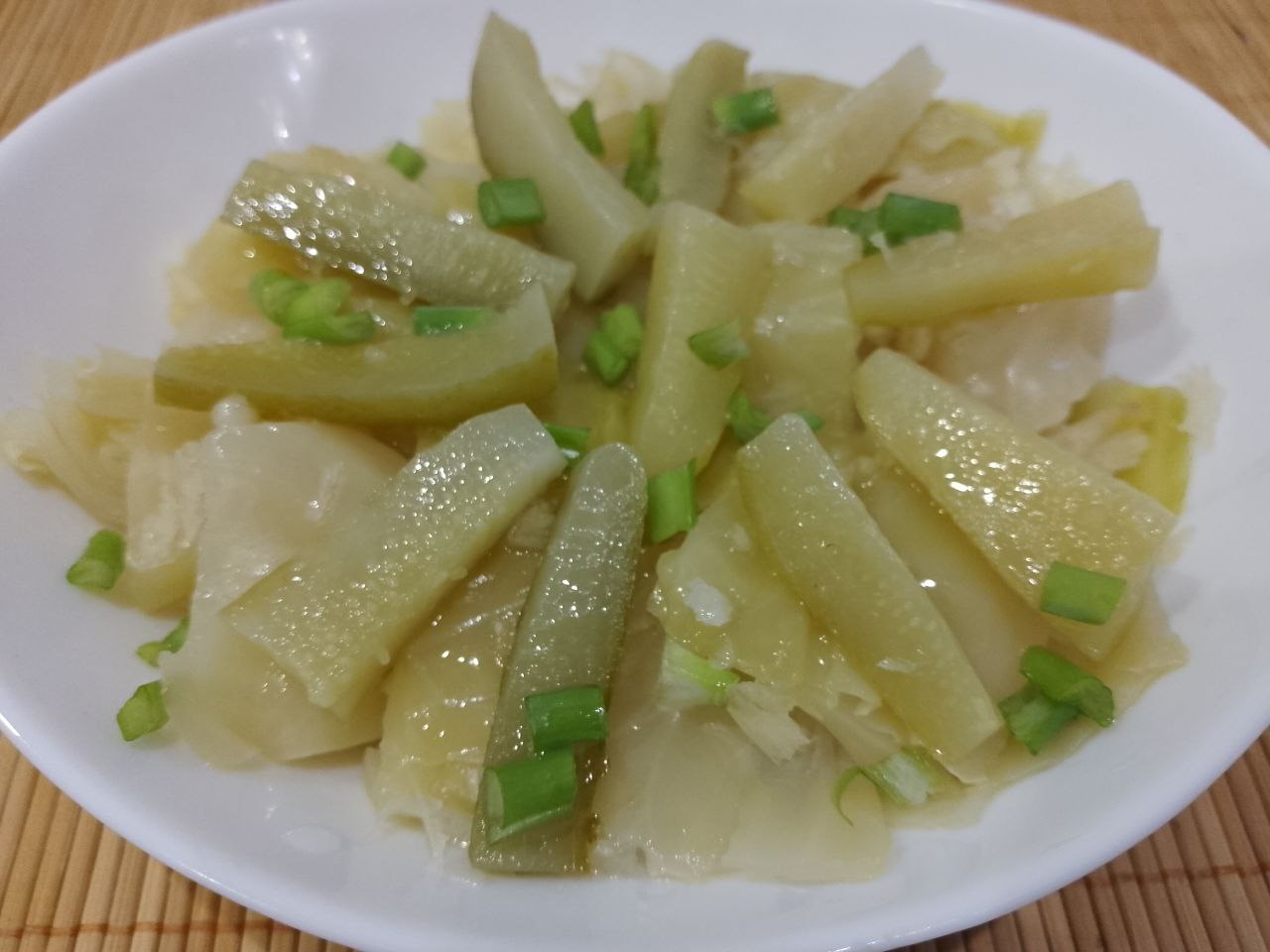 Салат из капусты, чеснока и огурцов
