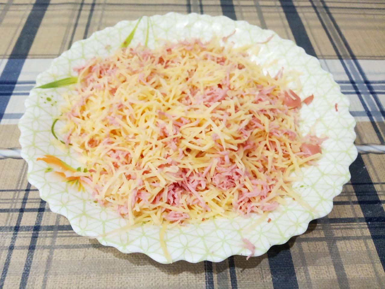 Быстрый вкусный завтрак, бутерброды с начинкой в яичном кляре: Соединяем тертый сыр и тертую колбасу, перемешиваем.