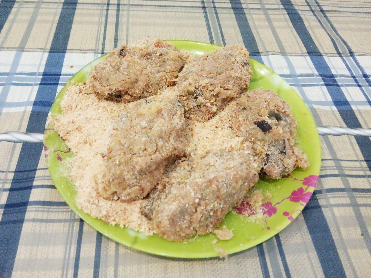Котлеты мясные с баклажанами: Формируем котлеты и обваливаем в сухарях или муке.