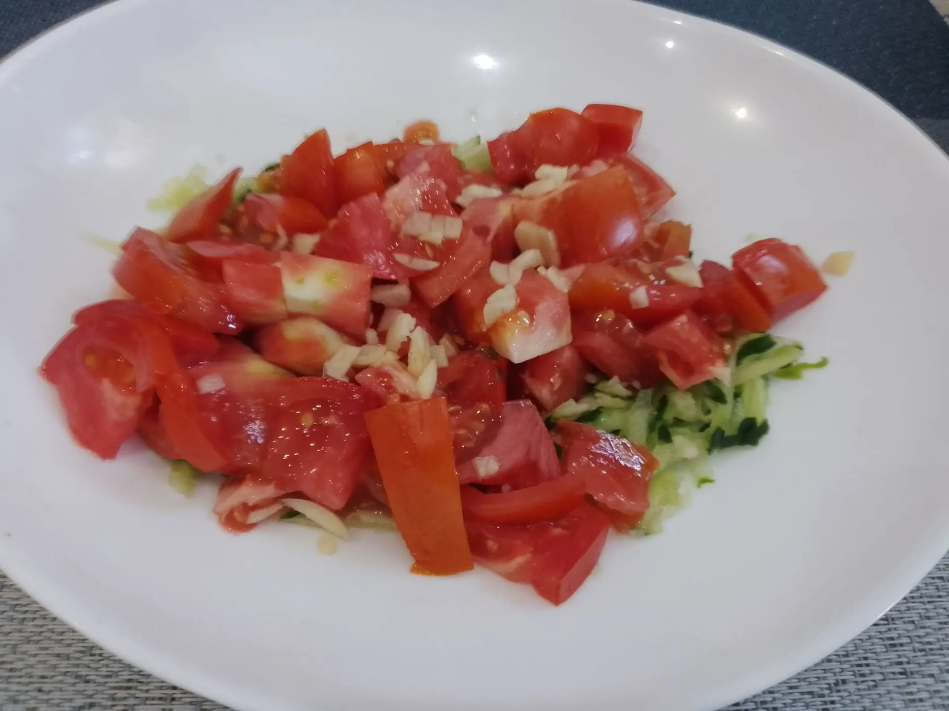 Салатница с тертым огурцом, помидорами, чесноком и перцем