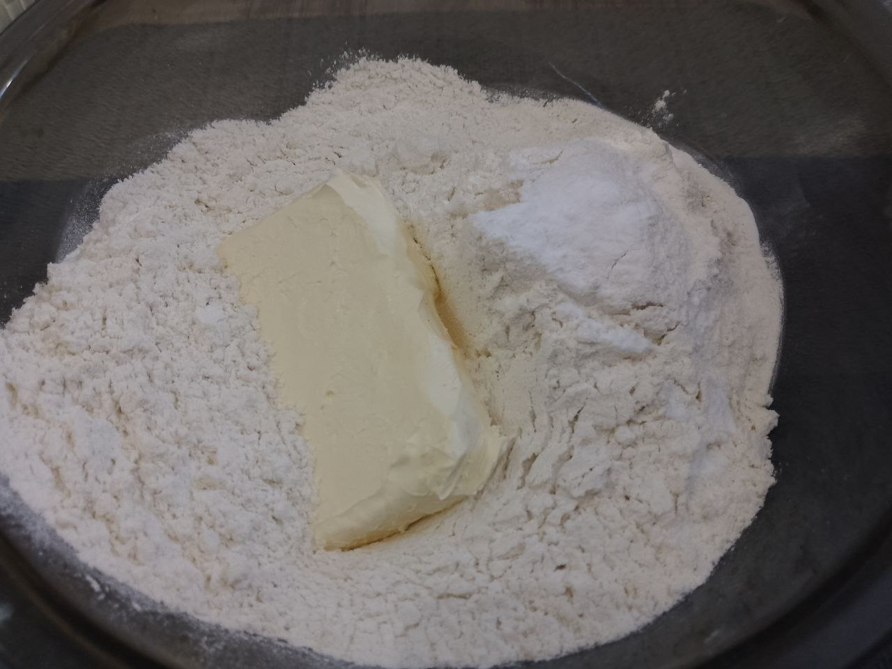 Печенье с кунжутом и семенами льна, приготовленное из теста с вареными яйцами: Соединяем муку со сливочным маслом и растираем в крошку.