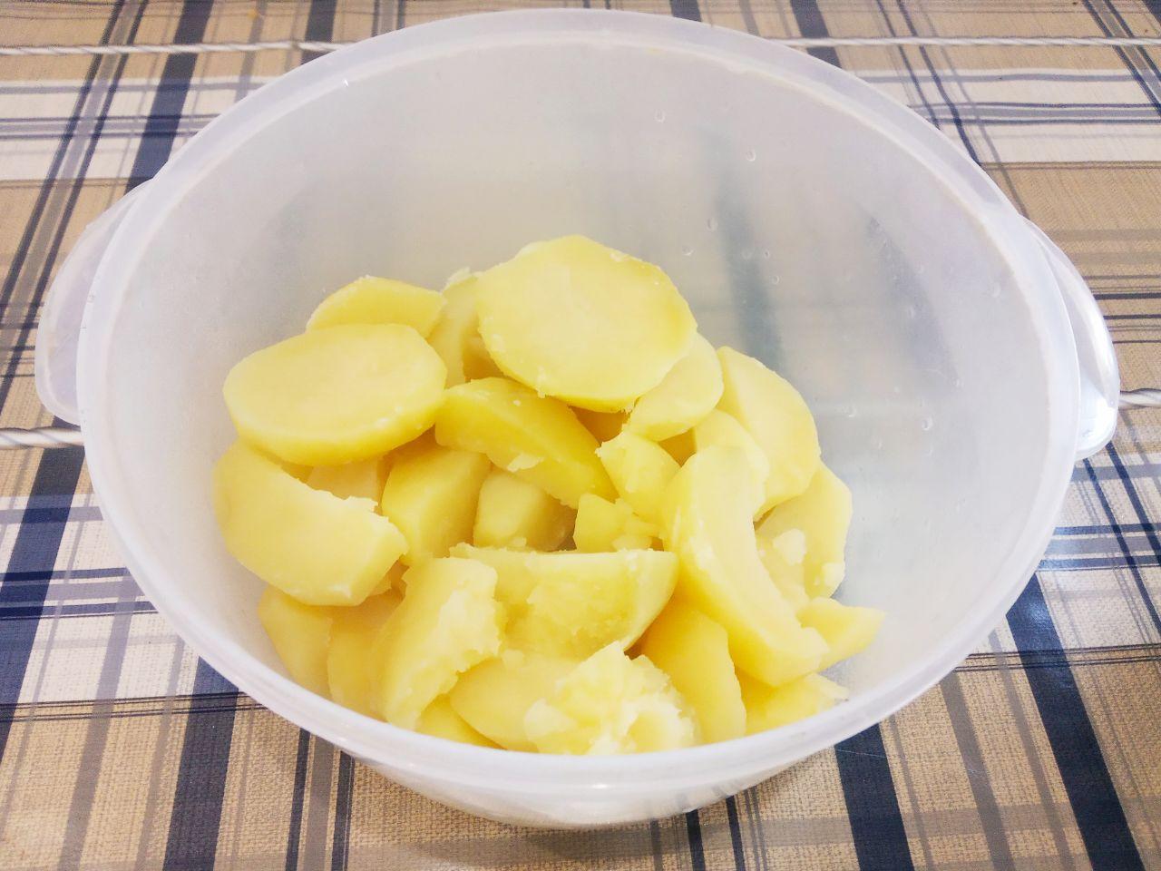 Картофельные котлеты из пюре с фаршем, просто и вкусно: Картофель очищаем от кожуры, промываем и отвариваем в подсоленной воде до готовности. Сливаем жидкость и