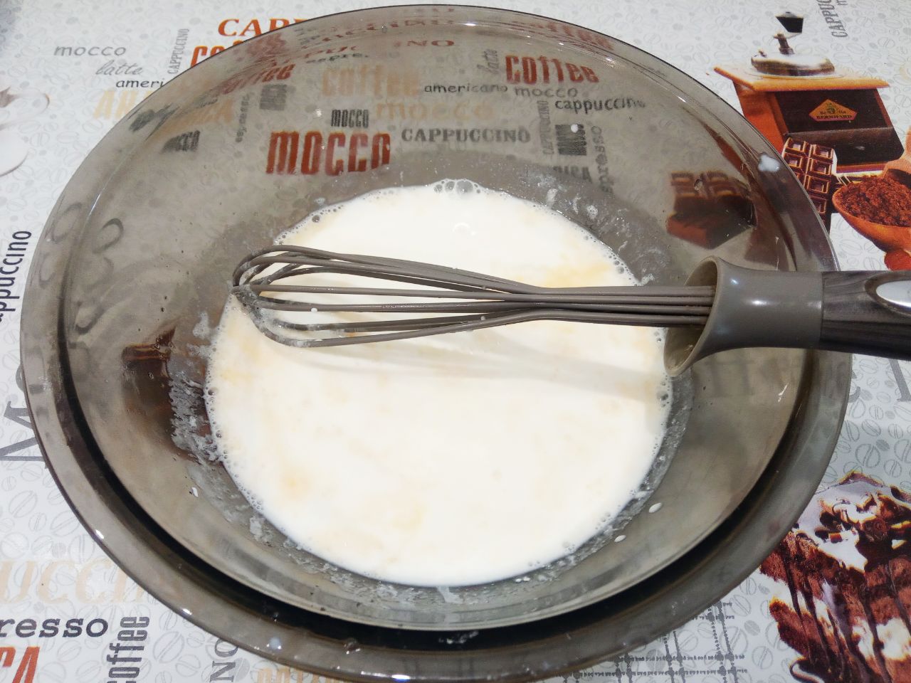 Оладьи пышные, вкусные и аппетитные: Выливаем в яичную смесь кефир и сметану, добавляем соду, быстро размешиваем.