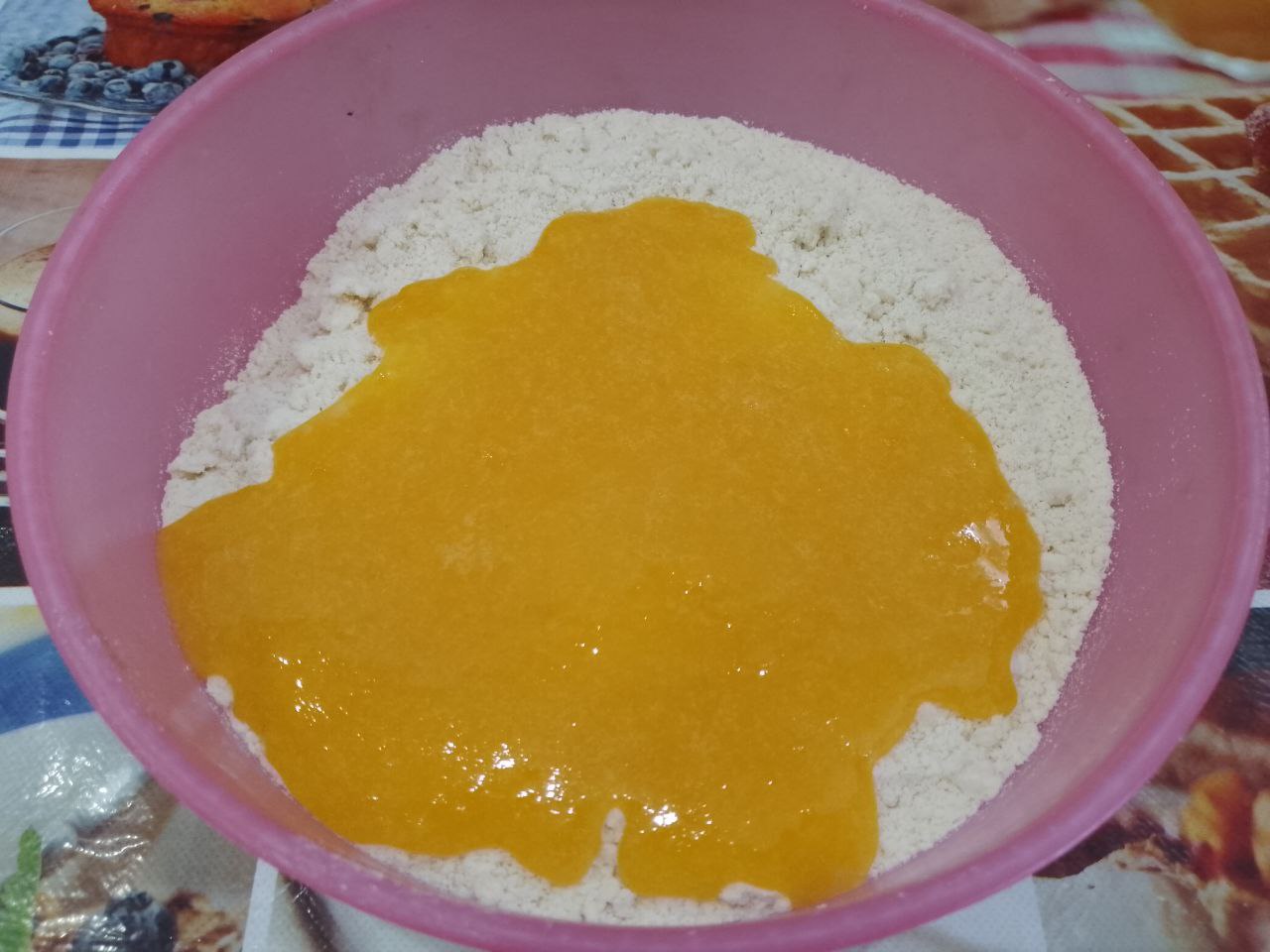 Пирог из песочной крошки, творожной начинки и ягод клубники: Соединяем желтковую смесь с мучной крошкой и быстро растираем. Кладем песочную крошку в холодильник на