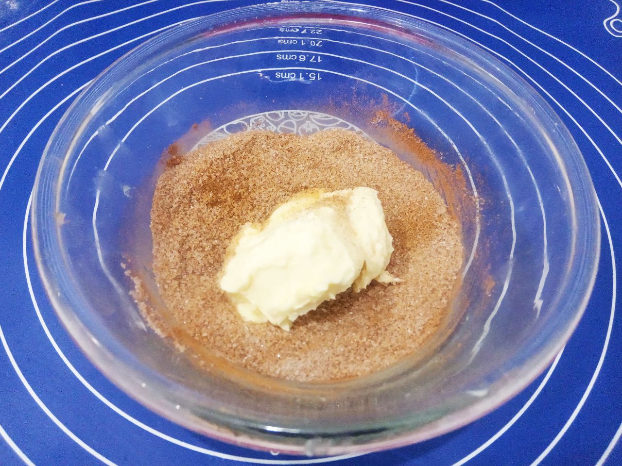 Булочки с начинкой из жареных яблок, изюма и корицы: Корицу смешиваем с сахаром, перемешиваем, добавляем сливочное масло и растираем.